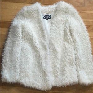 🔥White Fur/Sherpa jacket in size medium.